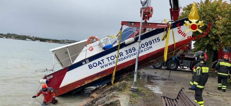 Maltempo, barca di 10 metri rompe gli ormeggi sul Garda e si schianta sugli scogli
